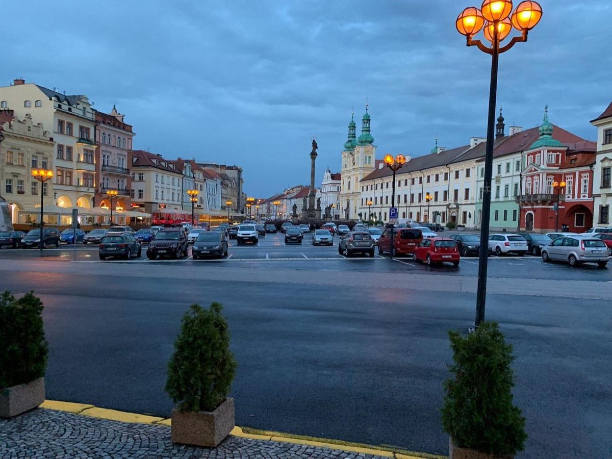 Apartman V Centru Na Velkem Namesti Hradec Králové Dış mekan fotoğraf