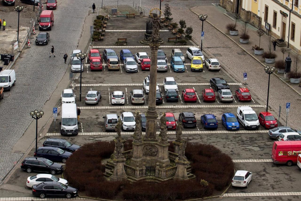 Apartman V Centru Na Velkem Namesti Hradec Králové Dış mekan fotoğraf