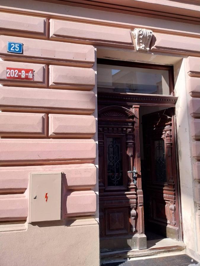 Apartman V Centru Na Velkem Namesti Hradec Králové Dış mekan fotoğraf