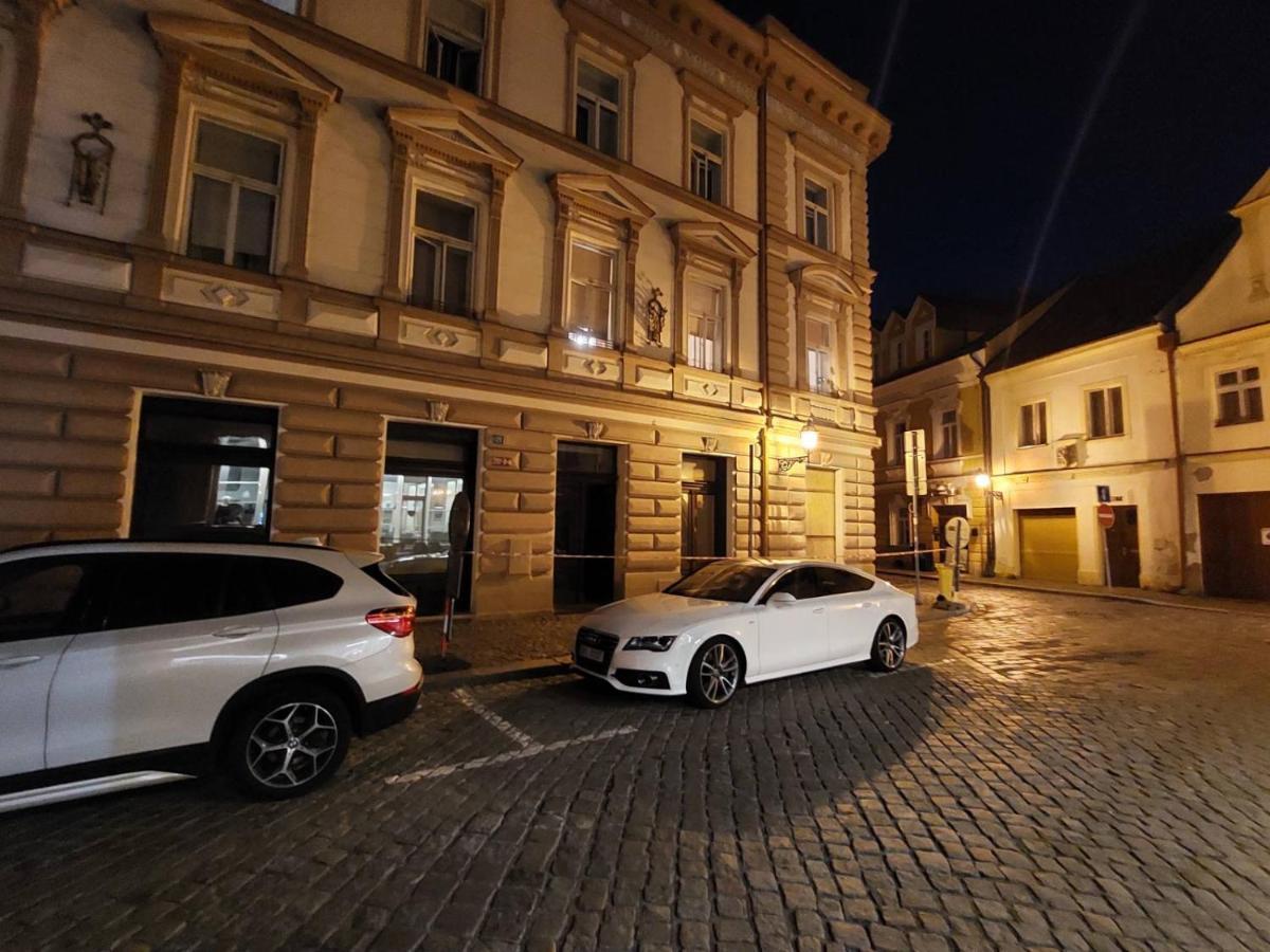 Apartman V Centru Na Velkem Namesti Hradec Králové Dış mekan fotoğraf