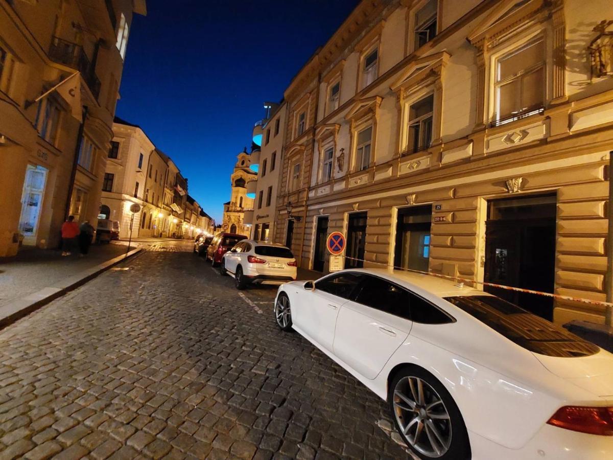 Apartman V Centru Na Velkem Namesti Hradec Králové Dış mekan fotoğraf